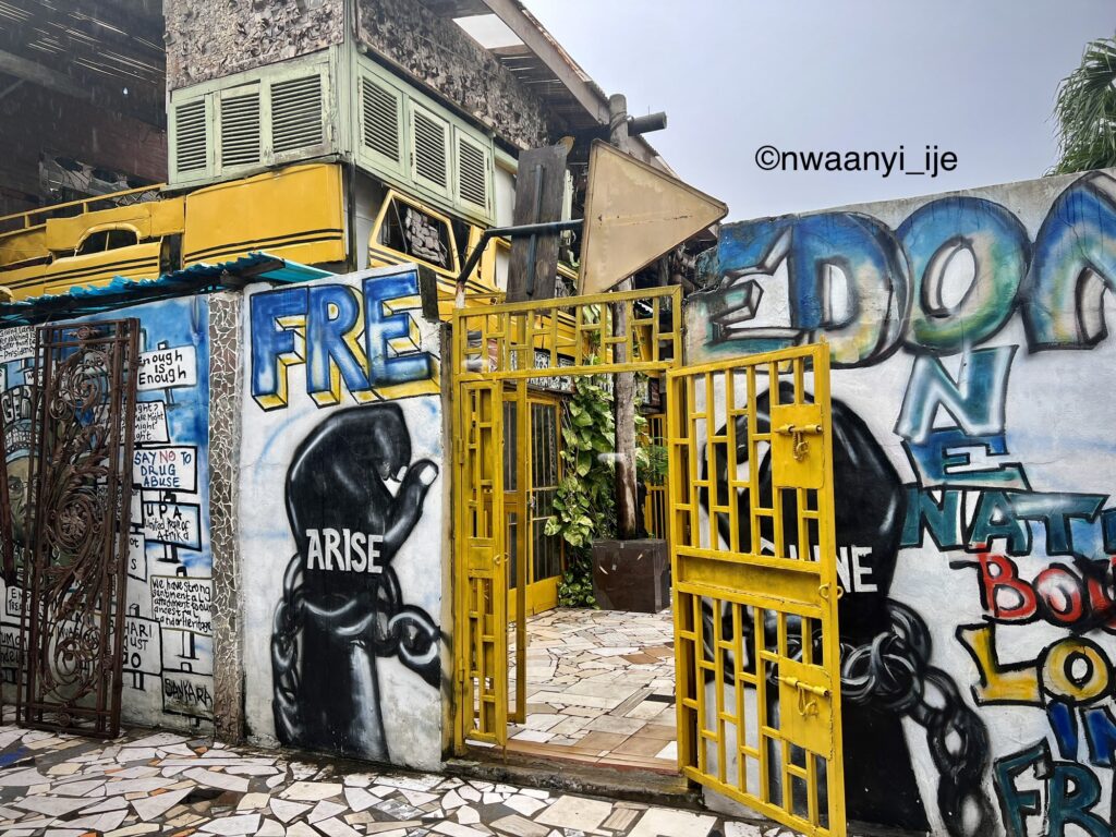 Bogobiri entrance - yellow date and graffiti wall